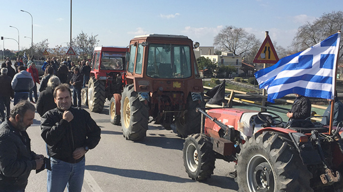 Οι αγρότες βγάζουν τα τρακτέρ στους δρόμους σε Άρτα και Πρέβεζα